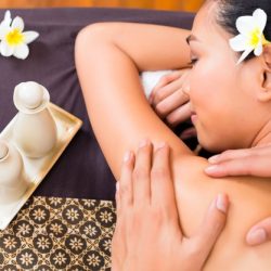 masseur-giving-indonesian-asian-woman-aroma-therapy-massage-with-essential-oil-beauty-wellness-spa_79405-13014